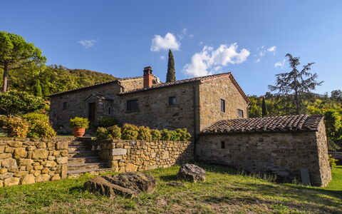 Casale Montanare: Wolke, Pflanze, Himmel, Gebäude, Natürliche Landschaft, Fenster, Baum, Hochland, Vegetation, Grundstueck
