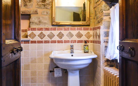 Casale Montanare: Spiegel, Zapfhahn, Sinken, Armatur, Bad Sink, Badezimmer, Gebäude, Lila, Cabinetry, Holz