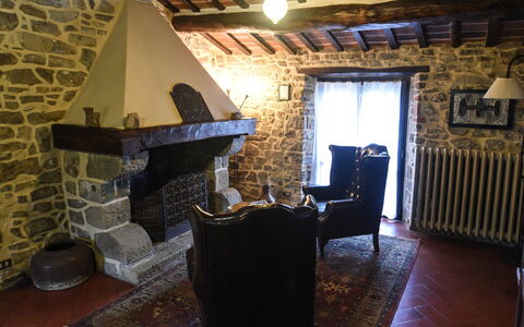 Casale Montanare: Gebäude, Fenster, Holz, Interior Design, Tabelle, Fussboden, Wohnzimmer, Flooring, Wand, Stuhl