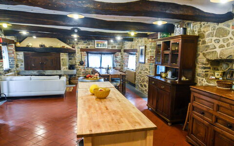 Casale Montanare: Möbel, Tabelle, Cabinetry, Holz, Countertop, Küche, Interior Design, Gebäude, Flooring, Fussboden