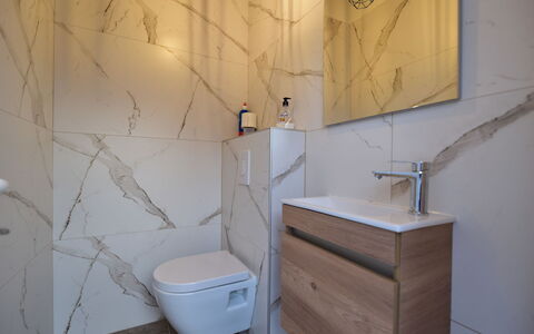 Villa Laura: Eigentum, Armatur, Badezimmer, Haus, Toilleten Sitz, Holz, Toilette, Flooring, Fussboden, Wand