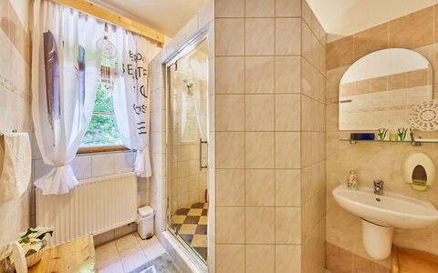 Krakonoš: Zapfhahn, Eigentum, Armatur, Spiegel, Sinken, Bad Sink, Badezimmer, Interior Design, Badewanne, Fussboden