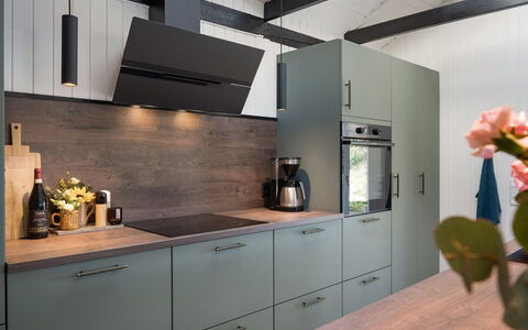 Nilda - 1Km from the Sea: Küche, Interior Design, Countertop, Cabinetry, Küchengerät, Flooring, Möbel, Holz, Major Appliance, Fussboden