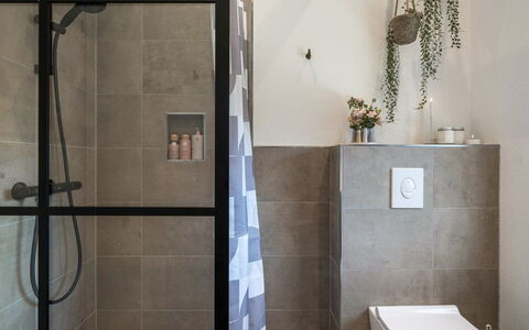 Nilda - 1Km from the Sea: Wand, Flooring, Badezimmer, Armatur, Interior Design, Fussboden, Toilette, Fliese, Installation, Zimmer