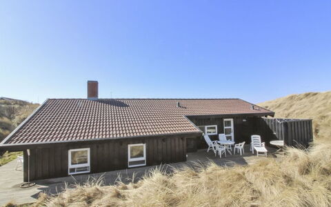 Thenna - 200M from the Sea: Haus, Zuhause, Tür, Dach, Hütte, Estate, Garten, Schatten, Abstellgleis, Garten