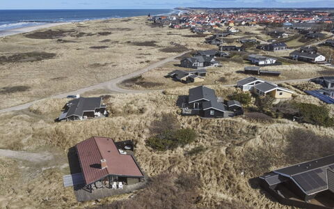 Thenna - 200M from the Sea: Haus, Zuhause, Tür, Dach, Hütte, Estate, Garten, Schatten, Abstellgleis, Garten