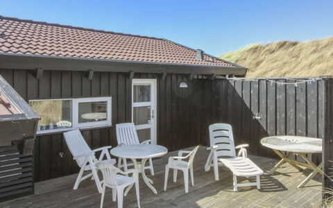 Thenna - 200M from the Sea: Haus, Zuhause, Tür, Dach, Hütte, Estate, Garten, Schatten, Abstellgleis, Garten