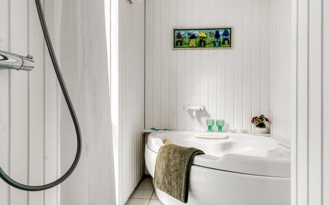 Sigrid - 400M from the Sea: Badezimmer, Armatur, Badewanne, Interior Design, Flooring, Zapfhahn, Installation, Fussboden, Sinken, Bad Sink