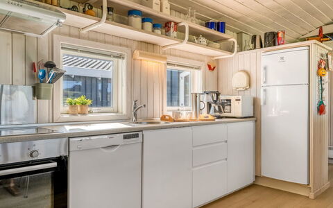 Sigrid - 400M from the Sea: Holz, Küche, Interior Design, Major Appliance, Zuhause, Countertop, Küchengerät, Zimmer, Decke, Holzbeize