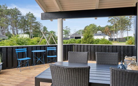 Alvy - 200M from the Sea: Holz, Zuhause, Veranda, Deck, Hartholz, Dach, Holzbeize, Holzboden, Eco Hotel
