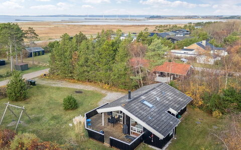 Alvy - 200M from the Sea: Holz, Zuhause, Veranda, Deck, Hartholz, Dach, Holzbeize, Holzboden, Eco Hotel