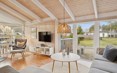 Alvy - 200M from the Sea