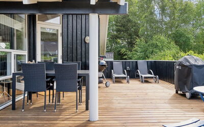 Alvy - 200M from the Sea