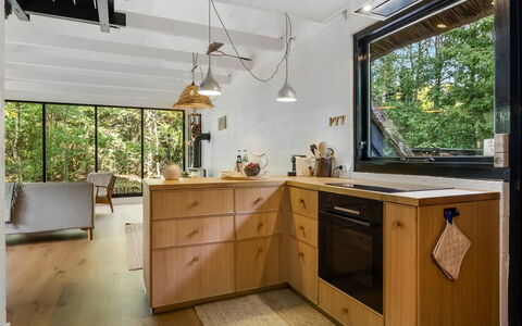 Olaf - 1.4Km from the Sea: Holz, Countertop, Küche, Armatur, Sinken, Cabinetry, Zapfhahn, Decke, Holzbeize, Hartholz