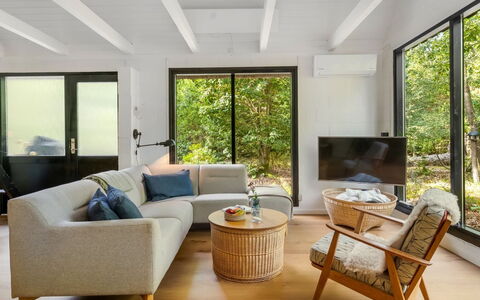 Olaf - 1.4Km from the Sea: Holz, Möbel, Interior Design, Couch, Flooring, Wohnzimmer, Fussboden, Zuhause, Decke