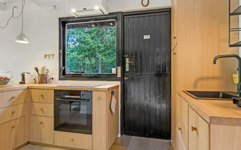Olaf - 1.4Km from the Sea: Holz, Küche, Armatur, Interior Design, Countertop, Flooring, Sinken, Zapfhahn, Küchengerät, Zimmer