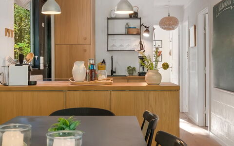 Olaf - 1.4Km from the Sea: Möbel, Küche, Countertop, Interior Design, Holz, Light Fixture, Zimmer, Cabinetry, Küche & Esszimmer Tisch, Geschirr