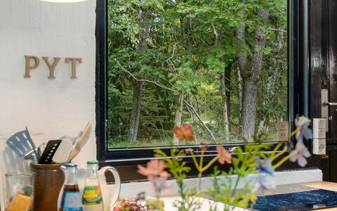 Olaf - 1.4Km from the Sea: Möbel, Glas, Servierware, Zimmerpflanze, Blumentopf, Countertop, Küche & Esszimmer Tisch, Stuhl, Küche