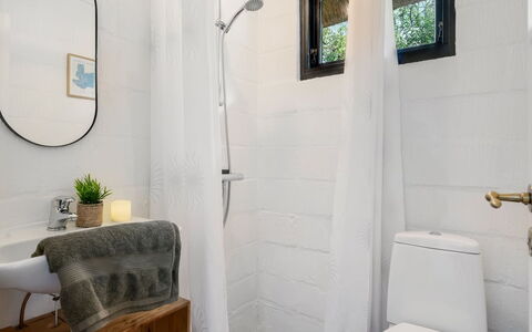 Olaf - 1.4Km from the Sea: Toilleten Sitz, Interior Design, Flooring, Toilette, Fussboden, Badezimmer, Armatur, Zimmer, Installation, Decke