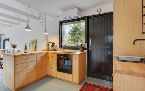 Olaf - 1.4Km from the Sea: Küche, Countertop, Holz, Küchengerät, Cabinetry, Interior Design, Möbel, Armatur, Flooring, Sinken