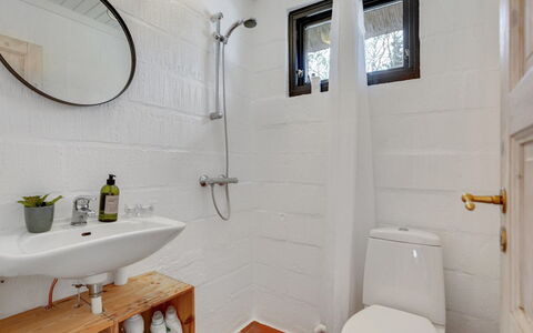 Olaf - 1.4Km from the Sea: Toilleten Sitz, Wand, Toilette, Badezimmer, Armatur, Flooring, Fussboden, Interior Design, Installation, Sinken