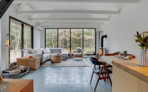 Olaf - 1.4Km from the Sea: Holz, Möbel, Flooring, Interior Design, Fussboden, Tabelle, Decke, Wohnzimmer, Zuhause, Zimmer