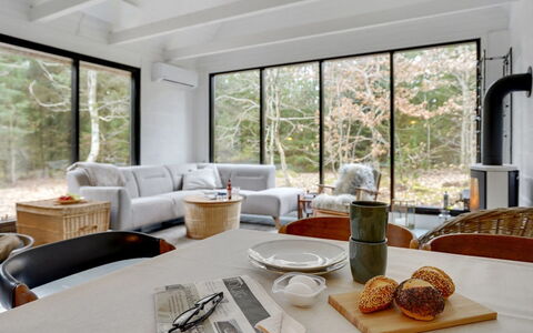 Olaf - 1.4Km from the Sea: Möbel, Interior Design, Holz, Flooring, Decke, Zimmer, Fussboden, Tabelle, Zuhause, Wohnzimmer