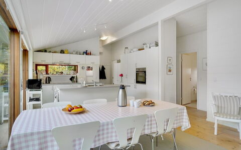 Aino - 1Km from the Sea: Möbel, Interior Design, Flooring, Holz, Fussboden, Decke, Holzboden, Stuhl, Tabelle, Beleuchtung