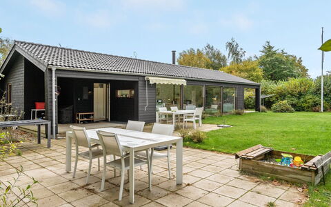 Aino - 1Km from the Sea: Möbel, Interior Design, Flooring, Holz, Fussboden, Decke, Holzboden, Stuhl, Tabelle, Beleuchtung