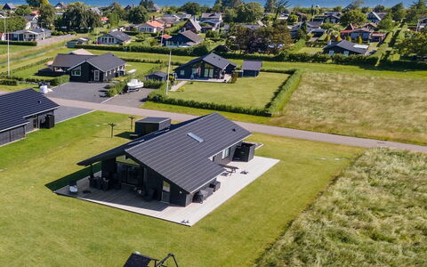 Thalie - 400M from the Sea: Blau, Strauch, Hütte, Ground, Garten, Estate, Schatten, Landscaping, Bauernhaus, Eco Hotel