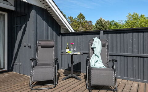 Herbert - 1Km from the Sea: Die Architektur, Dach, Zuhause, Verbundwerkstoff, Daylighting, Abstellgleis, Auffahrt