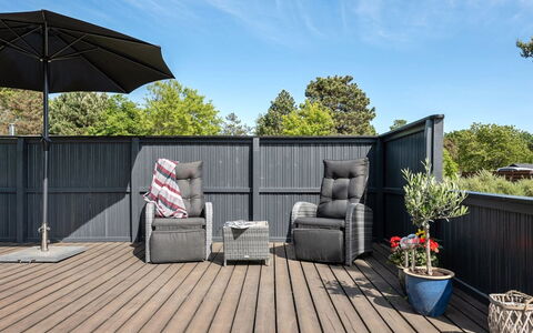 Herbert - 1Km from the Sea: Die Architektur, Dach, Zuhause, Verbundwerkstoff, Daylighting, Abstellgleis, Auffahrt