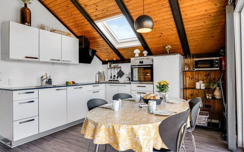 Agnesa - 1.5Km from the Sea: Küche, Holz, Interior Design, Countertop, Möbel, Flooring, Decke, Major Appliance, Küchengerät, Fussboden
