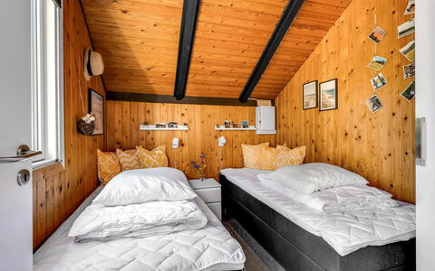 Agnesa - 1.5Km from the Sea: Schlafzimmer, Bett, Holz, Bettdecke, Bedding, Interior Design, Bettrahmen, Fussboden, Decke, Zimmer