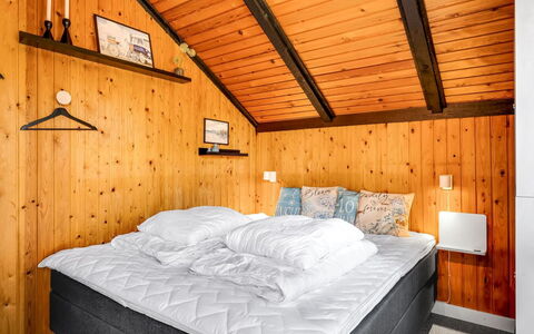 Agnesa - 1.5Km from the Sea: Schlafzimmer, Bett, Holz, Bettdecke, Bedding, Bettrahmen, Interior Design, Fussboden, Decke, Linens
