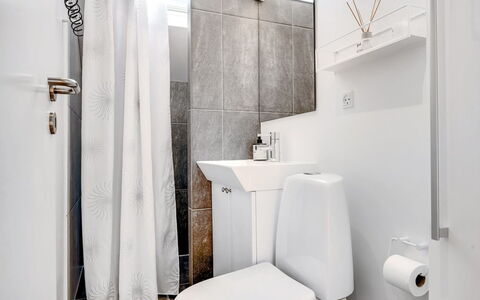 Agnesa - 1.5Km from the Sea: Armatur, Toilleten Sitz, Toilette, Interior Design, Fussboden, Flooring, Badezimmer, Sinken, Installation, Zimmer