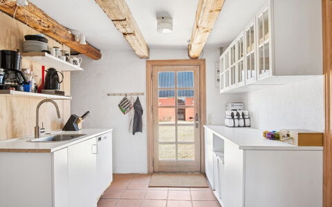 Elisabetha - 16Km from the Sea: Küche, Flooring, Möbel, Countertop, Interior Design, Holz, Cabinetry, Fussboden, Decke, Zimmer