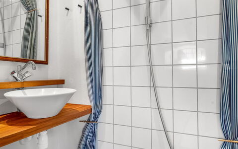 Elisabetha - 16Km from the Sea: Armatur, Badezimmer, Interior Design, Installation, Zapfhahn, Bad Sink, Sinken, Fliese, Vorhang, Duschvorhang