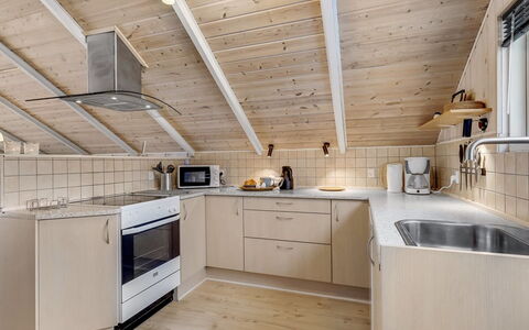 Hailka: Küche, Holz, Countertop, Flooring, Decke, Interior Design, Fussboden, Sinken, Armatur, Zapfhahn