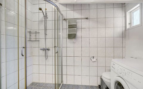 Hailka: Armatur, Flooring, Badezimmer, Interior Design, Fussboden, Installation, Dusche, Toilette, Fliese, Decke