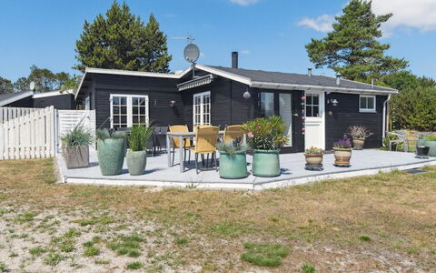 Haidi - 300M from the Sea: Möbel, Interior Design, Flooring, Holz, Fussboden, Decke, Holzboden, Stuhl, Tabelle, Beleuchtung