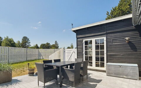 Haidi - 300M from the Sea: Möbel, Interior Design, Flooring, Holz, Fussboden, Decke, Holzboden, Stuhl, Tabelle, Beleuchtung