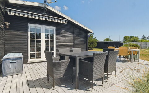 Haidi - 300M from the Sea: Möbel, Interior Design, Flooring, Holz, Fussboden, Decke, Holzboden, Stuhl, Tabelle, Beleuchtung