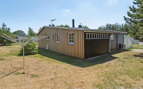 Haidi - 300M from the Sea: Möbel, Interior Design, Flooring, Holz, Fussboden, Decke, Holzboden, Stuhl, Tabelle, Beleuchtung