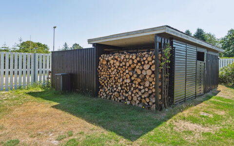 Haidi - 300M from the Sea: Möbel, Interior Design, Flooring, Holz, Fussboden, Decke, Holzboden, Stuhl, Tabelle, Beleuchtung
