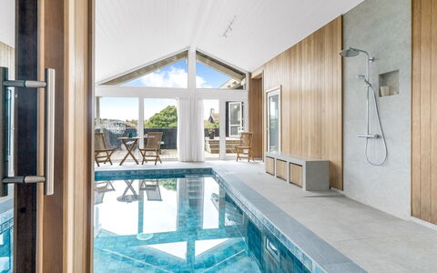 Rauli - 50M from the Sea: Flooring, Fussboden, Schwimmbad, Decke, Natürliches Material, Hartholz, Resort, Planke, Holzboden, Holzbeize