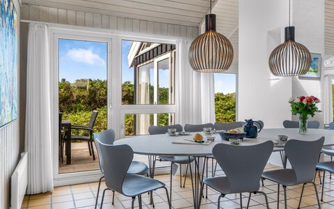Rauli - 50M from the Sea: Möbel, Interior Design, Holz, Flooring, Stuhl, Esszimmer, Küche & Esszimmer Tisch, Tabelle, Fussboden, Decke