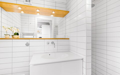 Rauli - 50M from the Sea: Wand, Flooring, Armatur, Interior Design, Fussboden, Sinken, Installation, Zapfhahn, Badezimmer, Decke