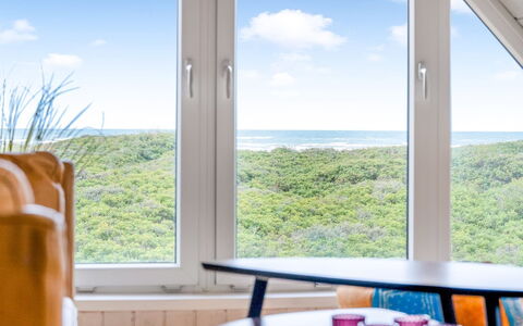 Rauli - 50M from the Sea: Möbel, Interior Design, Fussboden, Meer, Glas, Ozean, Stuhl, Daylighting, Kaffetisch, Eco Hotel