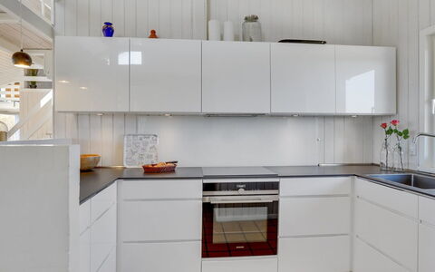 Rauli - 50M from the Sea: Küche, Küchengerät, Flooring, Countertop, Cabinetry, Interior Design, Holz, Fussboden, Major Appliance, Holzboden